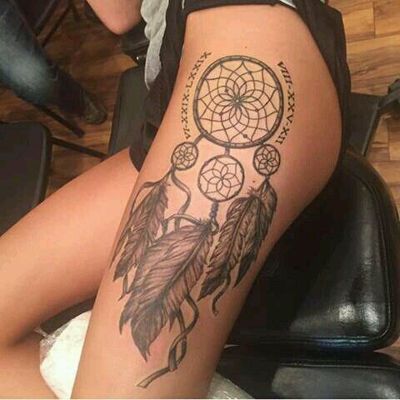  Tatouage attrape rêve avec des écritures sur la cuisse et les hanches